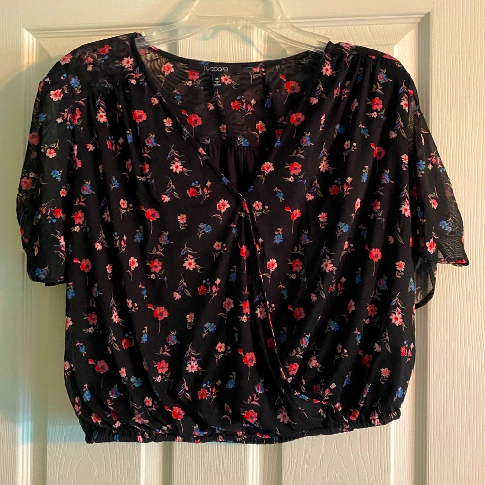Short sleeved floral top